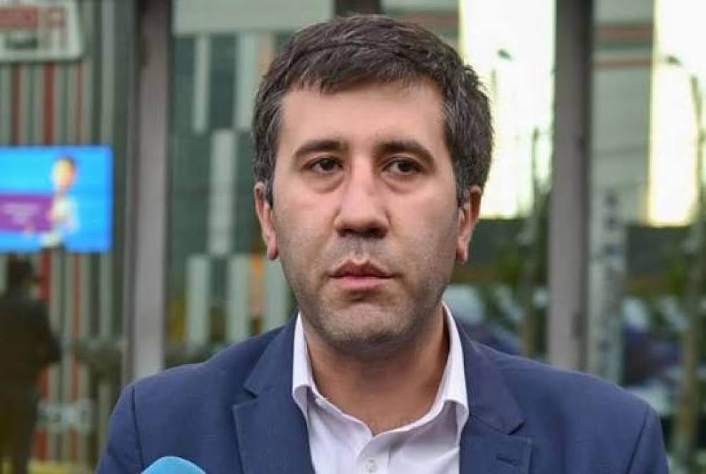 Դե ֆակտո ղեկավարին «պիղծ» անվանելու հաջորդ իսկ լուսաբացին Լևոն Քոչարյանի տանը «պատժողական» խուզարկության կատարումը բերում է մի քանի հետևության. Մելիքյան