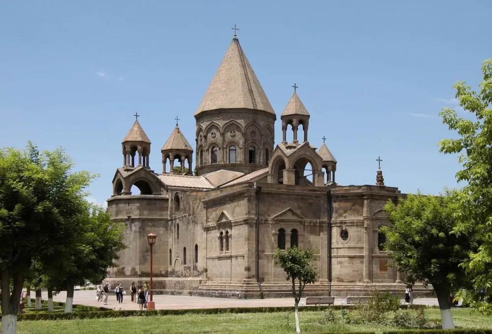 Վեհափառ Հայրապետի և վեց եպիսկոպոսների նկատմամբ կիրառվող մեղադրանքը անօրինական միջամտություն է Եկեղեցու ներքին կյանքին․ Մայր Աթոռ