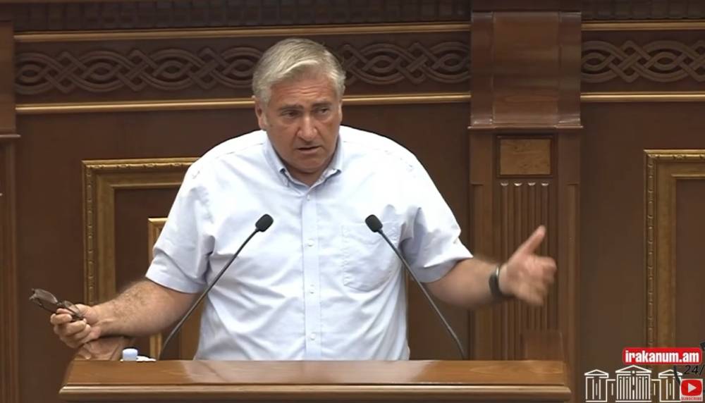 Մեկդ ԲՀԿ-ից է եղել, մյուսդ՝ ՀՀԿ-ից․ Արթուր Խաչատրյանը՝ ՔՊ-ականներին․ նրա խոսափողն անջատեցին