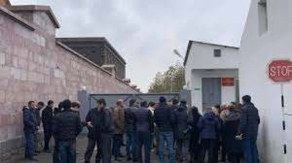 Մենք չենք սպասելու․ անհետ կորած զինծառայողների հարազատները Էջմիածնի զորամասի դիմաց են (ուղիղ)