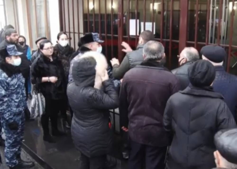 Լարված իրավիճակ ՊՆ-ի դիմաց. անհետ կորած զինվորների ծնողները կոտրել են ՊՆ-ի դուռը և մտել տարածք