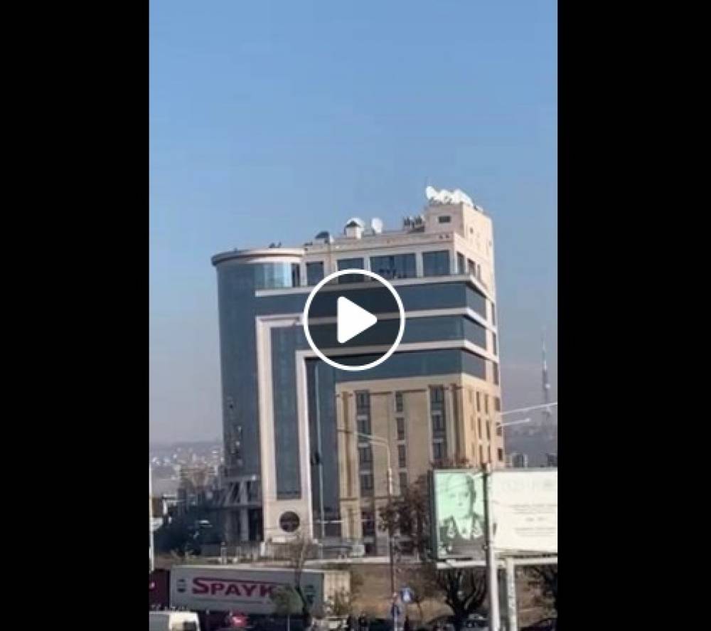 ՀՐԱՏԱՊ. Շենքի վրա Փաշինյանի անվտանգությունն ապահովող դիպուկահարներ են տեղակայված (տեսանյութ)