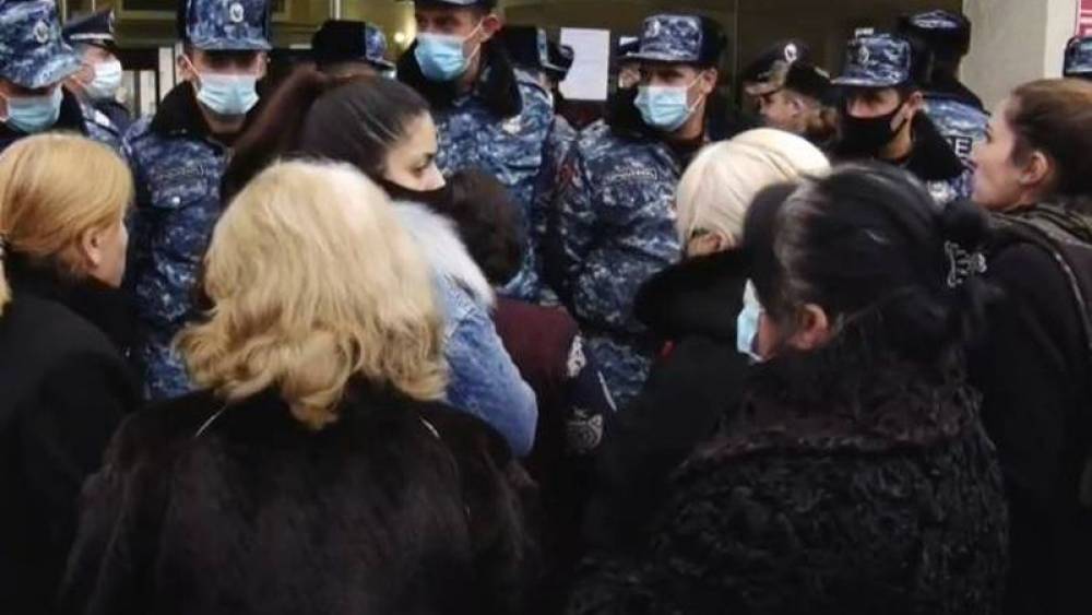 Օնիկ Գասպարյան, Ա. Մակարյան, Վարդան Նշանյան, 15 րոպեից այստեղ չեղաք, անում ենք այն, ինչ պիտի անենք. անհետ կորածի ծնող