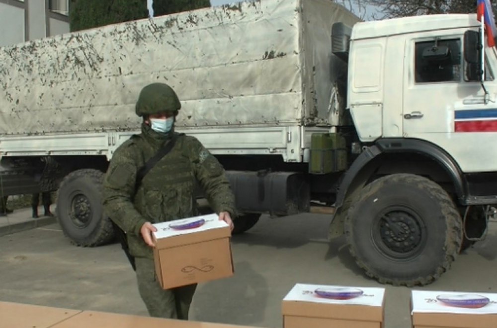 Ռուս խաղաղապահներն առաջին անհրաժեշտության պարագաներից ու սննդամթերքից բաղկացած հումանիտար օգնություն են տրամադրել Մարտակերտ քաղաքի բնակիչներին. ՌԴ ՊՆ