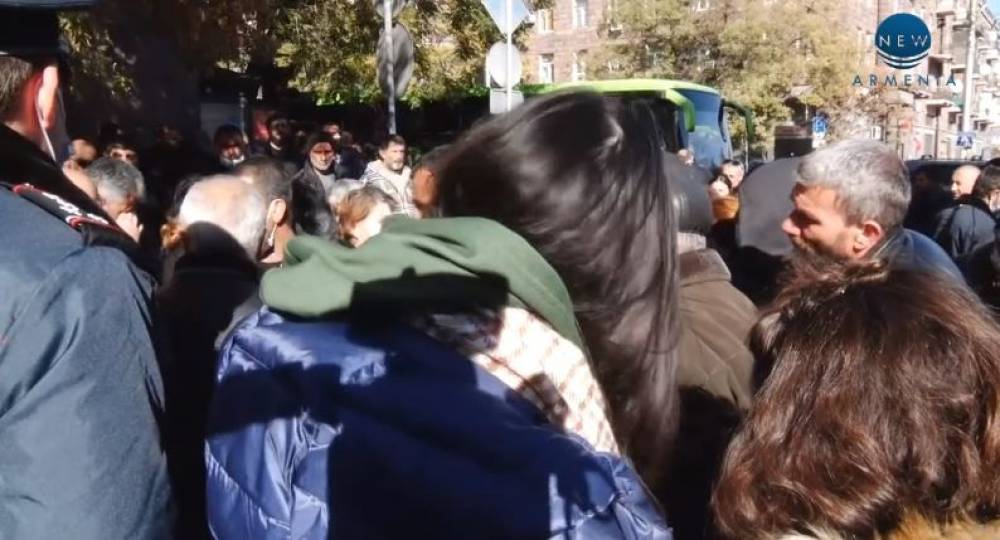 Անհետ կորած զինծառայողի հայրը լացակումած պատմում է, որ թոռնիկները գիշերները հոր կարոտից չեն քնում, իսկ պետությունը ոչինչ չի անում (տեսանյութ)