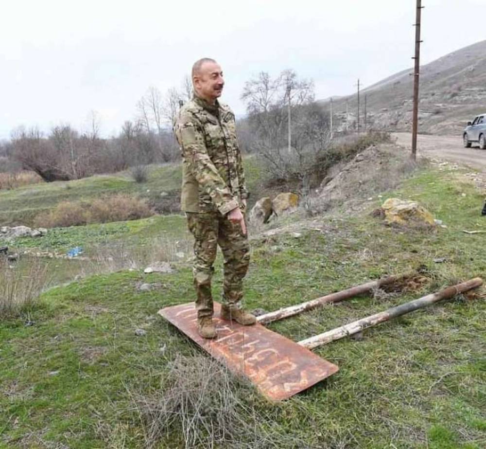 Թշնամական պետության ղեկավարն՝ Արցախի Հայկազյան գյուղում՝ հայերեն ցուցանակի վրա կանգնած