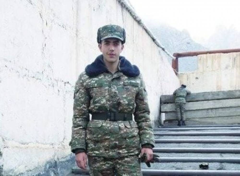 Արսենը մորն ասել էր, թե Ագարակում է, ինքը կամավոր զենքը վերցրել ու հրամանատարի հետեւից գնացել Ջաբրայիլ (լուսանկարներ)