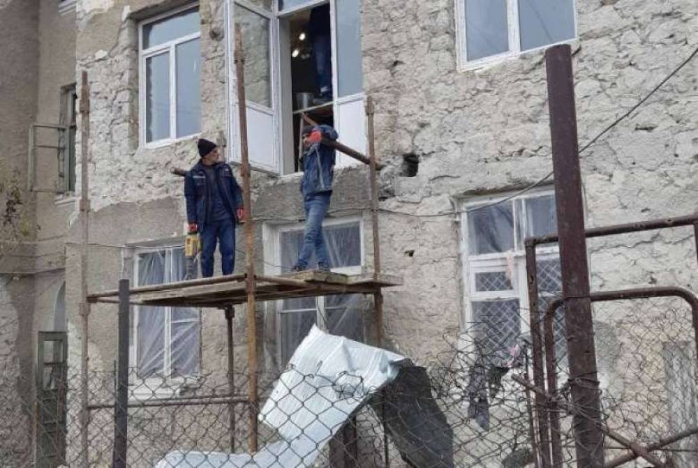 Արցախում շարունակվում են վնասված բնակելի տների ու կրթօջախների վերականգնման շինաշխատանքները