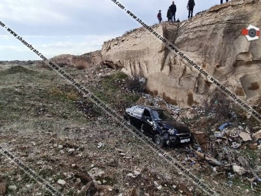 Կասկադյորական վթար Արագածոտնում. Lada Priora–ն տապալել ցուցանակն ու 10 մ բարձրությունից ընկել ձորը