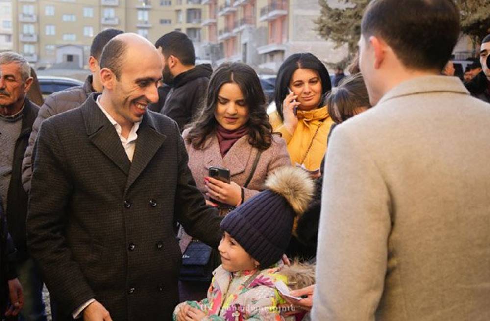 Արցախի պետնախարարը մասնակցել է զոհված զինծառայողների տեղահանված 20 ընտանիքի բնակարանամուտի արարողությանը