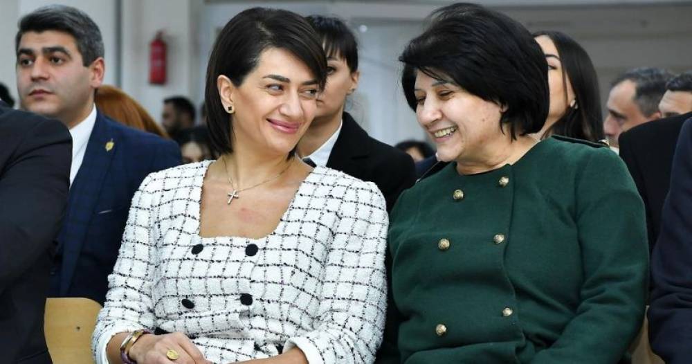 Ու ոչինչ, որ Գևորգ Արշակյանը թիվ 22 դպրոցի հետ ոչ մի կապ չի ունեցել. կարևորը նրա մայրն աննայի հետ ունեցած իր կապերով հասավ նրան, որ այսօր այդ դպրոցը նրա անունով է