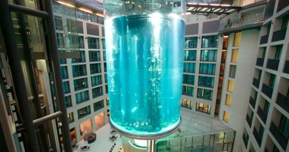 Բեռլինի հյուրանոցում պայթել է աշխարհի ամենամեծ գլանաձև ակվարիումը (Photo, Video)