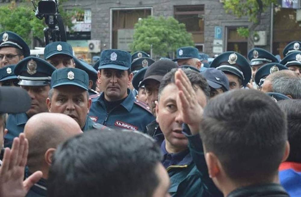 «Այ կապիտուլյանտներ, ինչների՞դ վրա եք «տոնական լուսավորությունը բացառիկ» անում». Էդուարդ Շարմազանով