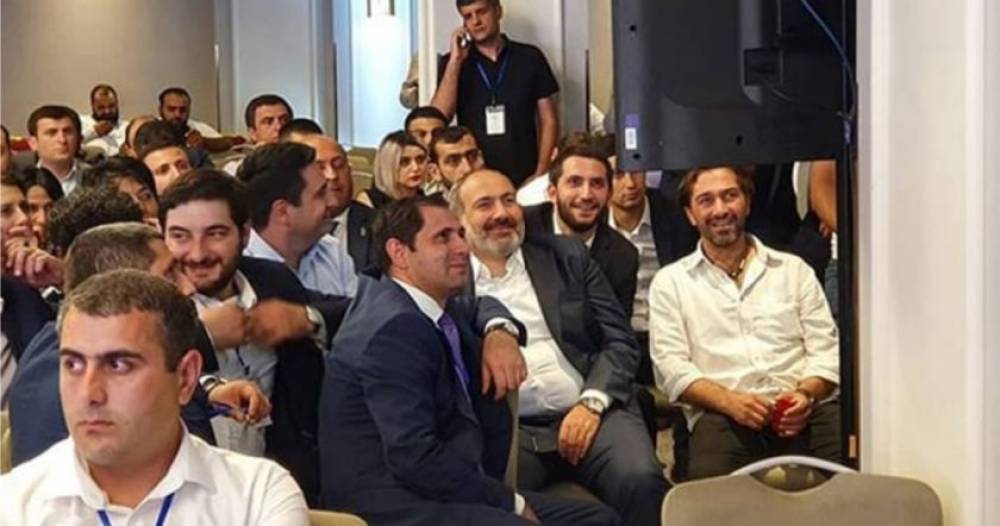 ԱԶԳԻ մի հատվածը թշնամական խուլ շրջափակման մեջ փրկության ելք է որոնում, իսկ մյուս հատվածը անթաքույց հրճվանքով իր առօրյան է ըմբոշխնում