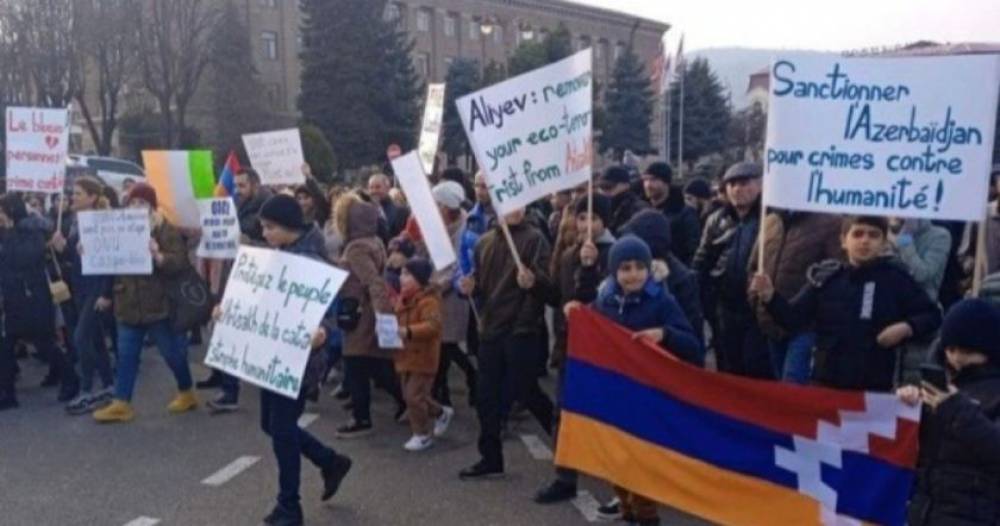 Արցախում կանայք իրենց երեխաների հետ քայլում են դեպի թշնամին