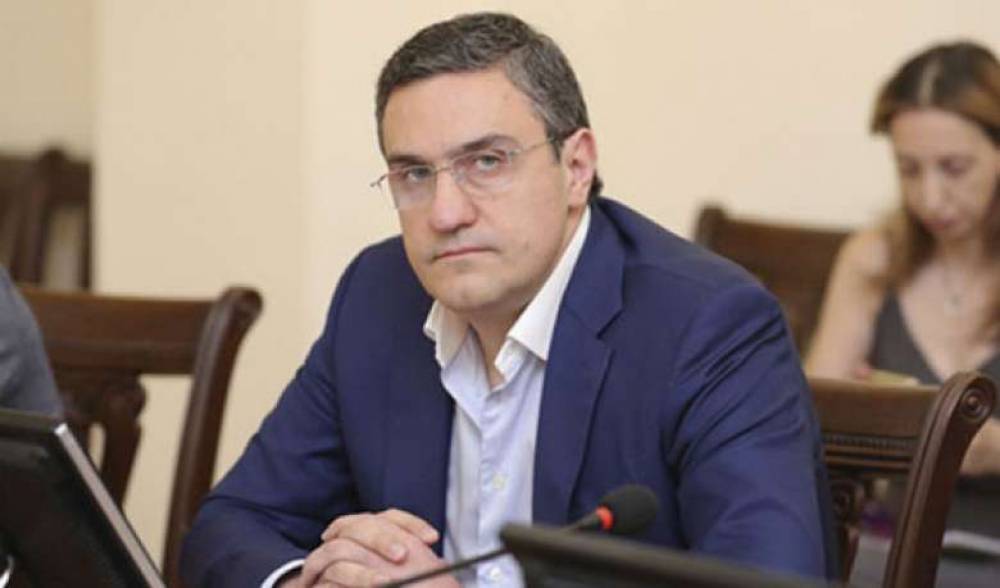 Բարդ է, ծանր է, փակուղային է, բայց չի կարելի կորցնել բանականությունը, սթափ ու սառը մտածելու ունակությունը. թիկունքում ապագան է, մեր երեխաներն ու թոռները. Ղազինյան