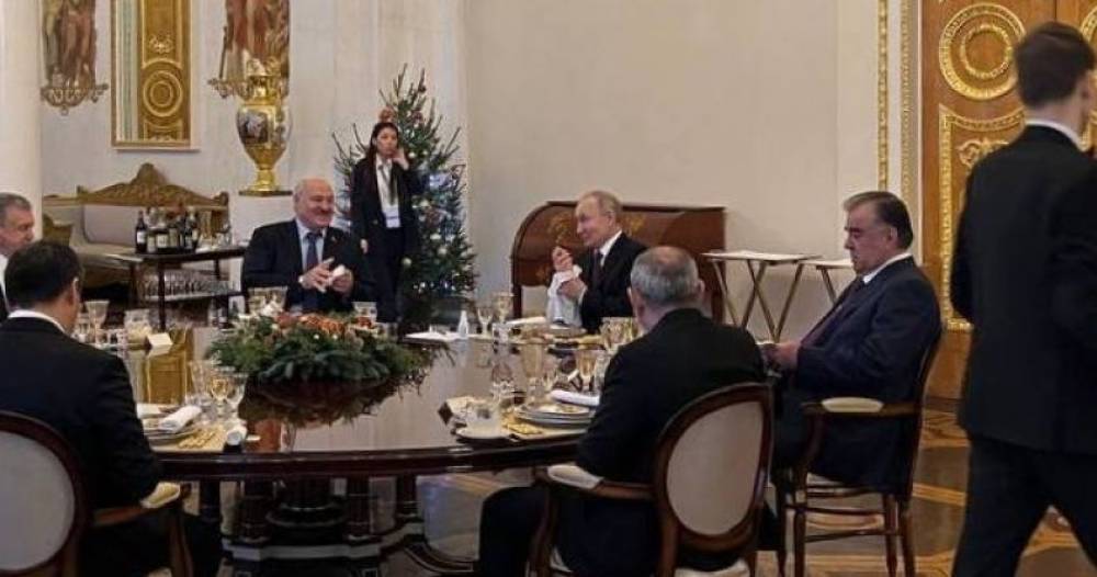 Հայտնի է դարձել, թե ինչ են կերել նախաճաշին ԱՊՀ առաջնորդները Պետերբուրգում (Photo)