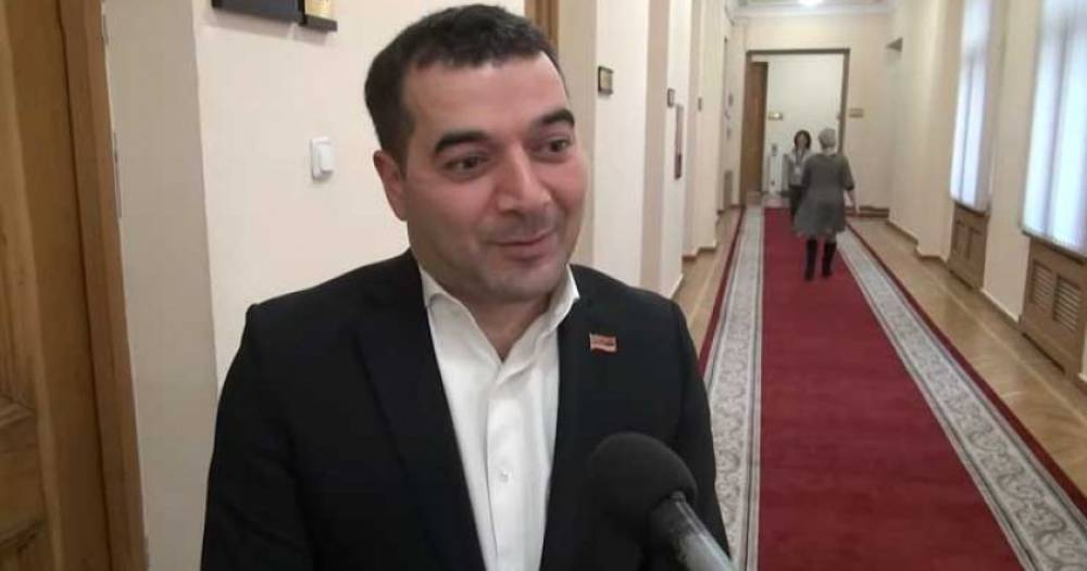 Թանկ Հրաչիկը Հայաստանից շատ հեռու տեղերում է որոշել ըմբոշխնել փողերը, որ փեսու վրա խոսակցություն չգա