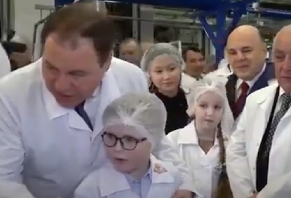 «Ո՞նց ես»․ Միշուստինը հայերենով շփվում է հայ երեխայի հետ (տեսանյութ)