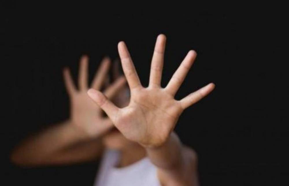 9-ամյա դստերը ձեռքերով ու ոտքերով հարվածել է, հանել է նրա հագուստը և 2 ժամ 30 րոպե պահել է կողպված