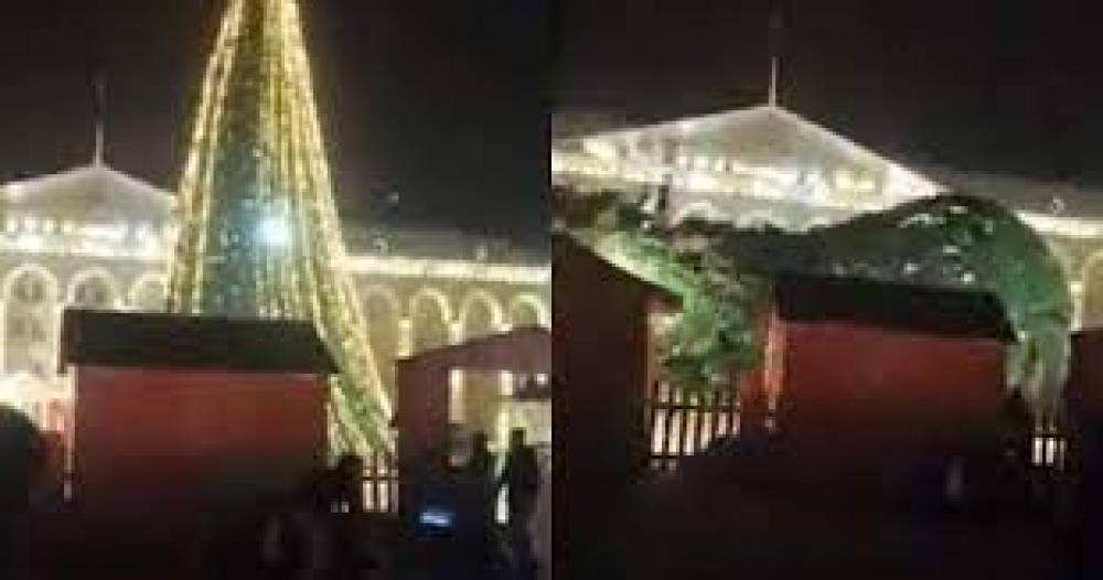 Գանձակում ուժեղ քամու հետևանքով ընկել է քաղաքի կենտրոնում տեղադրված տոնածառը (տեսանյութ)