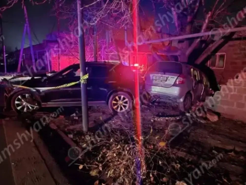 Բախվել են «Infiniti»-ն ու «Toyota Vitz»-ը. վերջինն էլ կոտրել է պարիսպն ու բախվել ծառին. կա 3 վիրավոր