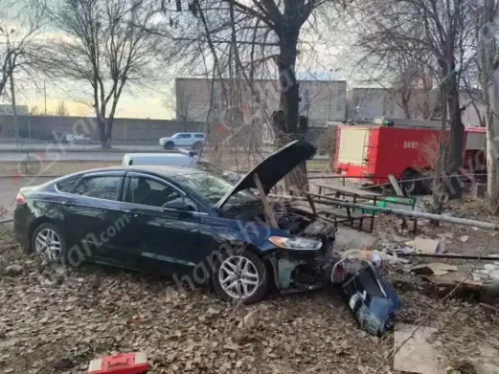 «Ford Fusion»-ը Թևոսյան փողոցում բախվել է գազատար խողովակին. առկա է գազի արտահոսք