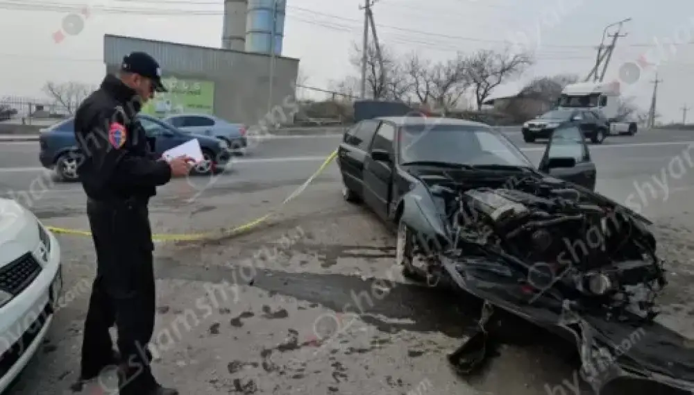 «BMW»-ն բախվել է երկաթե էլեկտրասյանը, ապա պատին և հայտնվել ճանապարհի մեջտեղում. կա վիրավոր