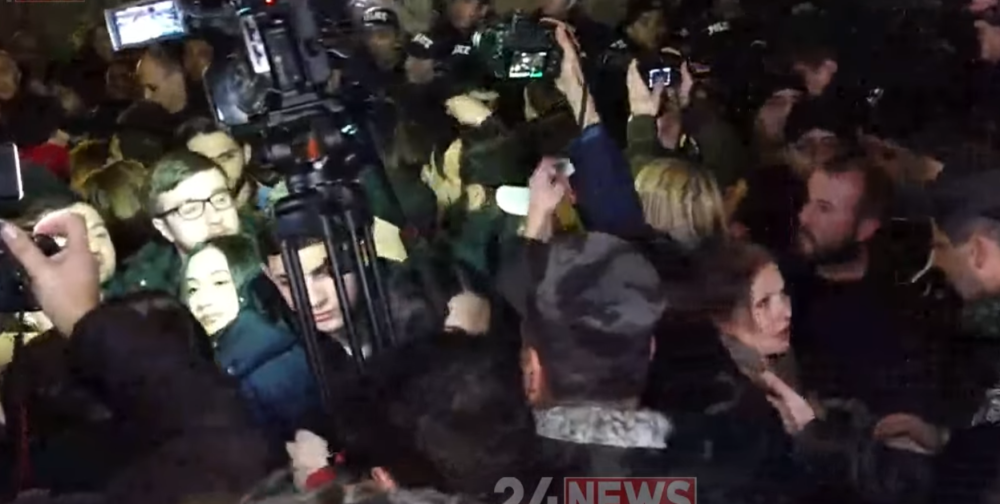 Լարված իրավիճակ Մայր Աթոռի տարածքում. 10 եպիսկոպոսների կողմնակիցնրը փորձում են տաճար մտնել