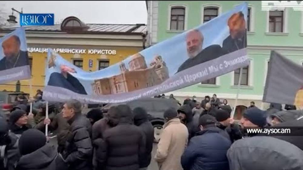 «Ձեռքներդ հեռո՛ւ Հայ առաքելական եկեղեցուց». Մոսկվայում Փաշինյանին այս գրությամբ պաստառն էր «սպասում» (Տեսանյութ)