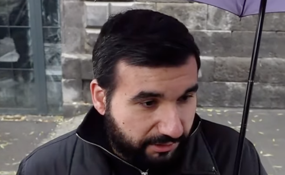 Հա, դուռը բացում-փակում են, ուժայիններն ու՞մ չեն թողնում մտնել Եկեղեցի, եթե այդպես է, նկարեք