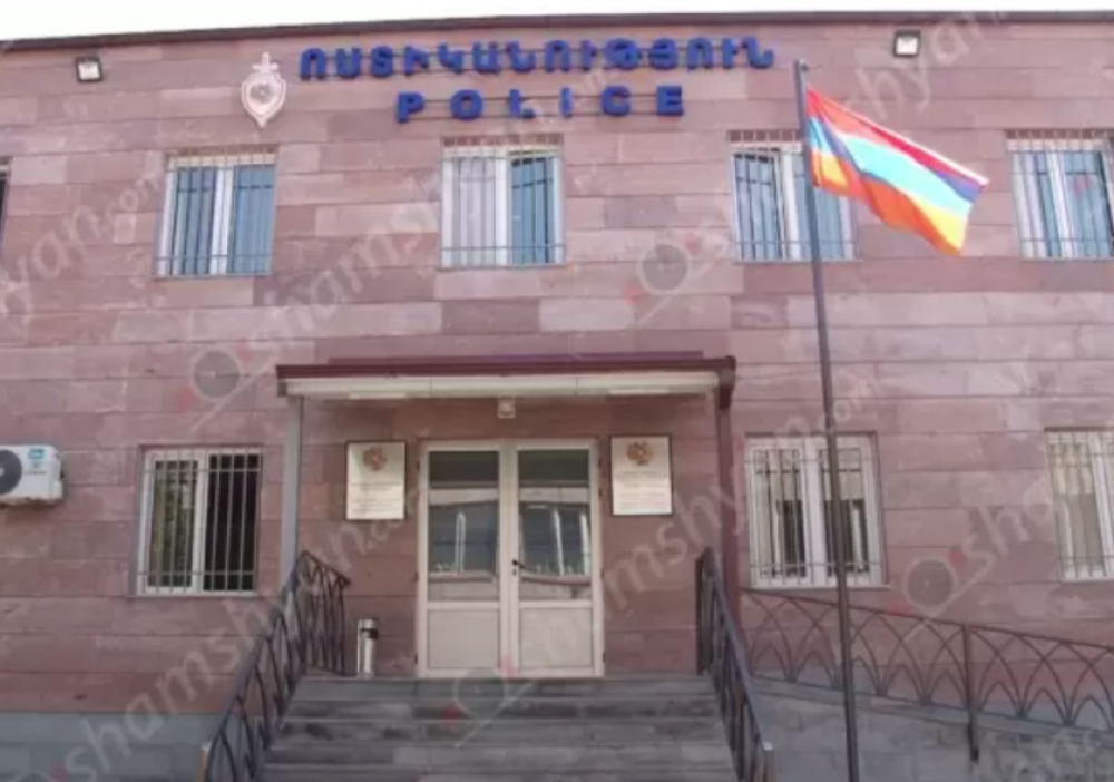 Գողության դեպք՝ Երևանում․ շենքի բակից գողացել են «ԵՄՀ մարզադպրոց» ՀՈԱԿ-ի տնօրենի «Toyota»-ի կողային հայելիները․ վնասը կազմում է 250 հազար դրամ