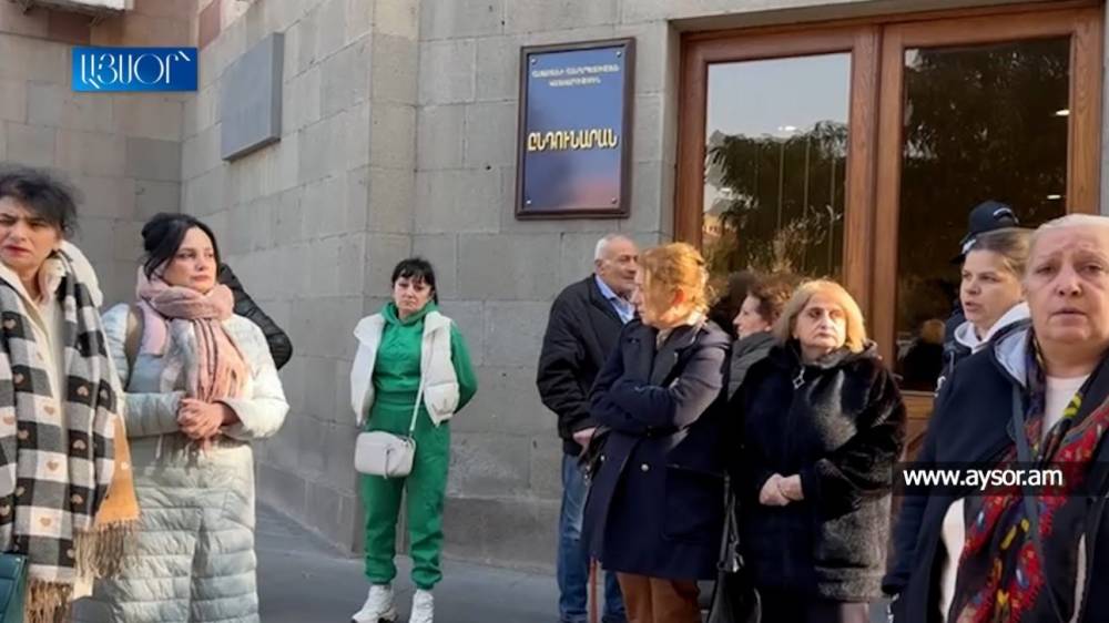 «Կրիշը» թափում է, շենքն իրար է գալիս, «տառականները» լիքն են. վարդաշենցիները կառավարության դիմաց են (տեսանյութ)