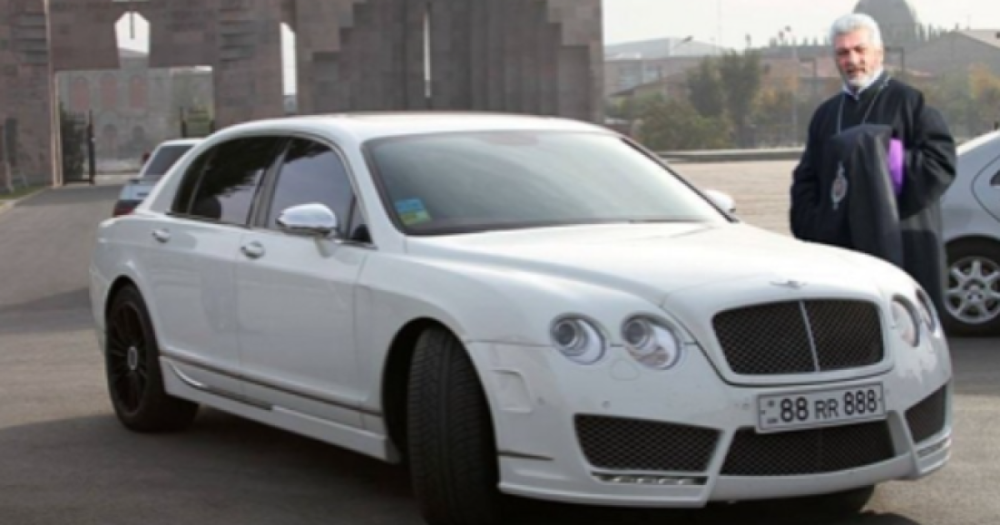 Նավասարդ Կճոյանը զղջացել է. Ավանեսյանը՝ հոգևորականի բենթլիի մասին