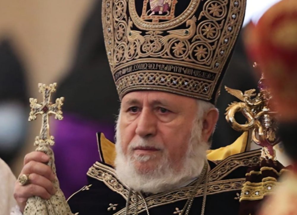 Արցախում մեր հարյուրավոր սրբատեղիների կորստյան հետ հաշտ անձինք գնում են Էջմիածինը «ազատագրելու»