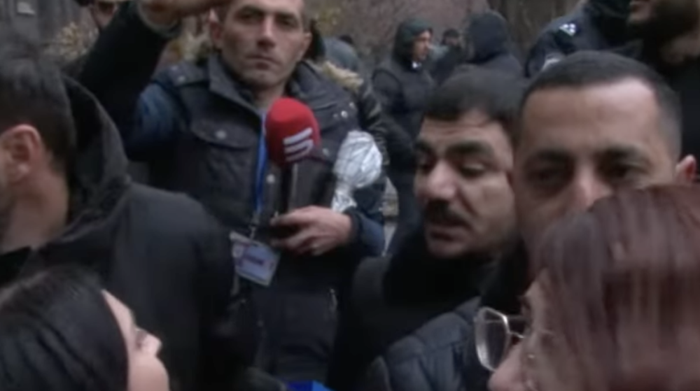 Այս եկեղեցին պատմության մեջ նման բան չի տեսել, մտածեք՝ ինչ եք անում. Քաղաքացին՝ եկեղեցու մուտքը սահմանափակող ոստիկանին