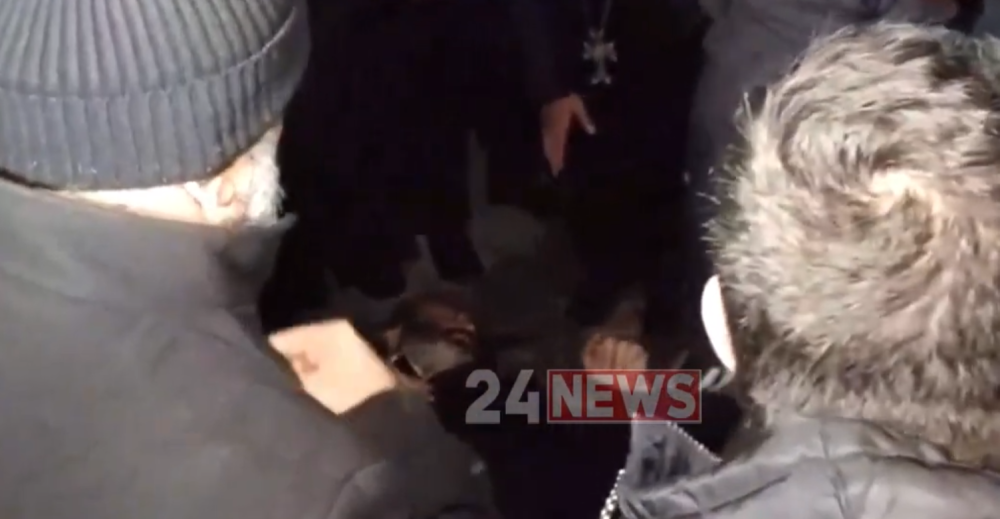 Տեր Վրթանեսի ինքնազգացողությունը վատացել է, շտապ օգնություն է ժամանել Մայր Տաճարի բակ