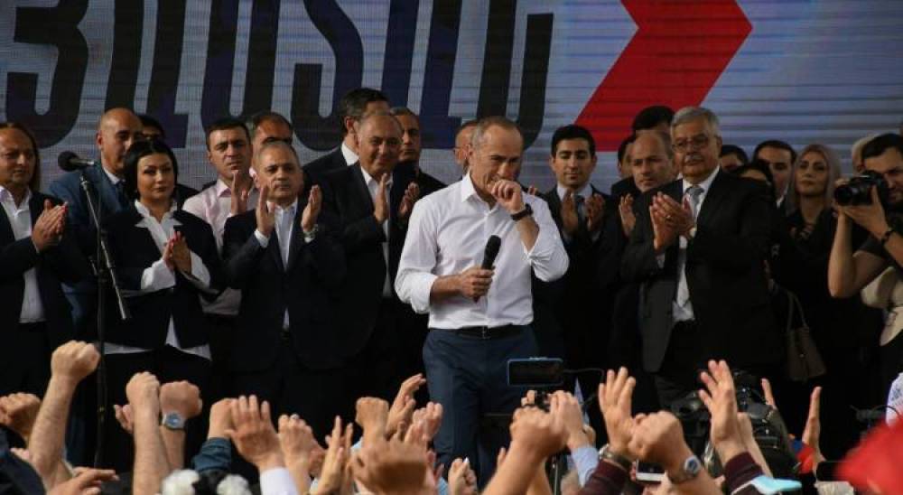 Քաղաքական էլիտան քեֆ–ուրախությունների մեջ է․ «Հրապարակ»