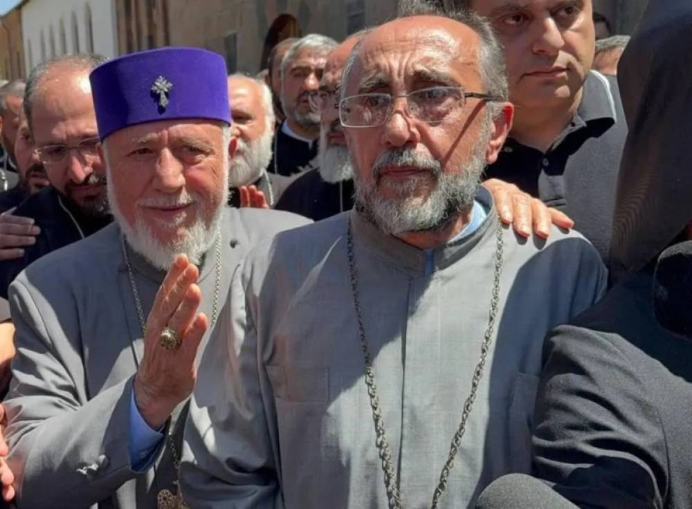 Վեհափառ Հայրապետն այցելել է «Իզմիրլյան» ԲԿ-ում գտնվող Միքայել արքեպիսկոպոս Աջապահյանին