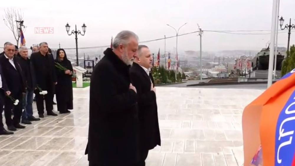 Արցախցի քաղաքական գործիչներն այցելել են Եռաբլուր