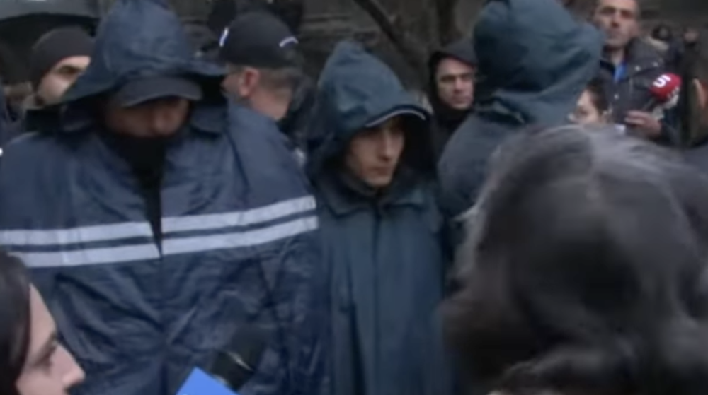 Թողեք, գնամ մոմ վառեմ, թող մեր Սրբազանին ու քաղաքապետին բերեն. Լարված իրավիճակ Յոթ Վերքի մոտ