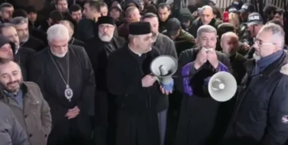 Փաշինյանի թրի տակով անցած եպիսկոպոսներից մի քանիսը «զադնի» են դրել․ «Իրավունք»