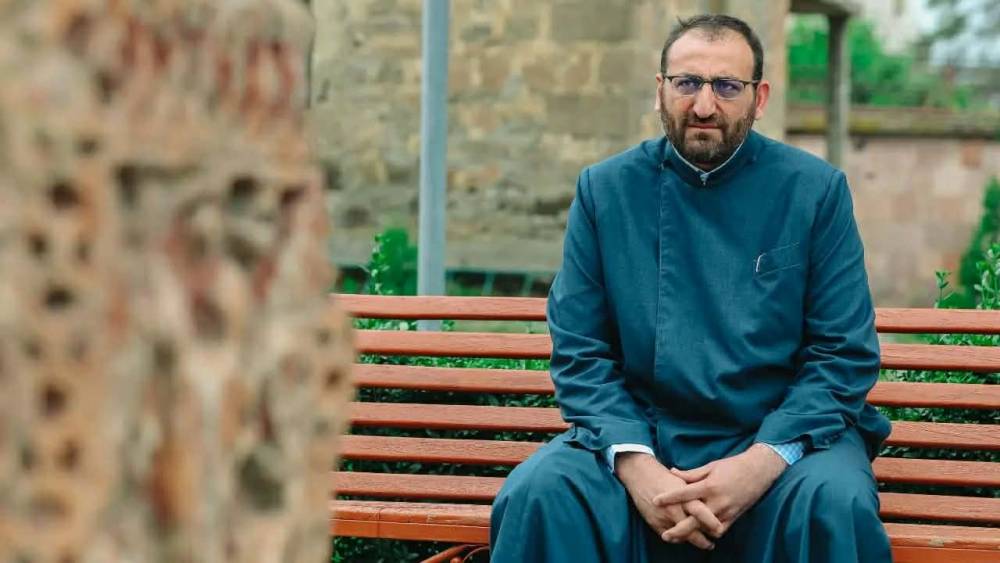 Լարված իրավիճակ․ Արշակ Սրբազանին կալանքի են տանում․ուղիղ