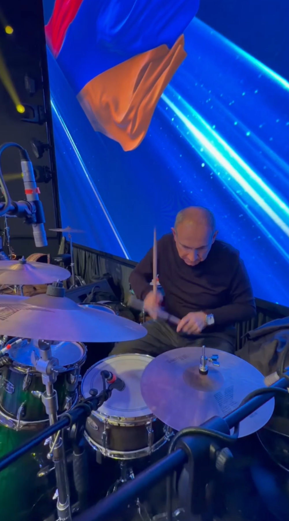 Իմ բանաստեղծությունը երգ է դարձել․ Փաշինյանը նվագել է հարվածային գործիքի վրա (տեսանյութ)