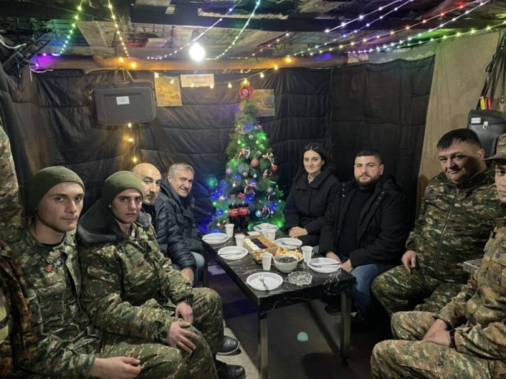 Ամենագեղեցիկ տոնածառը. ԱԺ «Հայաստան» խմբակցության պատգամավորներն այցելել են առաջնագիծ