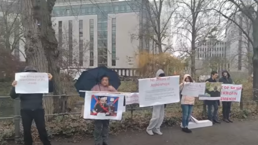 Ամոթ է, դադարեցրեք եկեղեցու դեմ ահաբեչությունը. Բեռլինում Փաշինյանին դիմավորել են ակցիայով