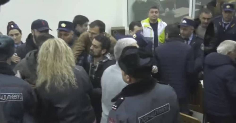 «Սասնա Ծռերի» դատական նիստն ընդհատվեց անկառավարելի վիճակի պատճառով  (տեսանյութ)