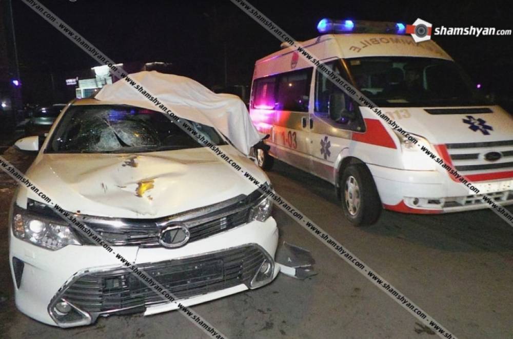 Ողբերգական դեպք Երևանում. Toyota-ի վարորդը վրաերթի է ենթարկել փողոցը չթույլատրելի հատվածով անցնող 2 հետիոտնի. մահացածին հայտնաբերել են ավտոմեքենայի տանիքին