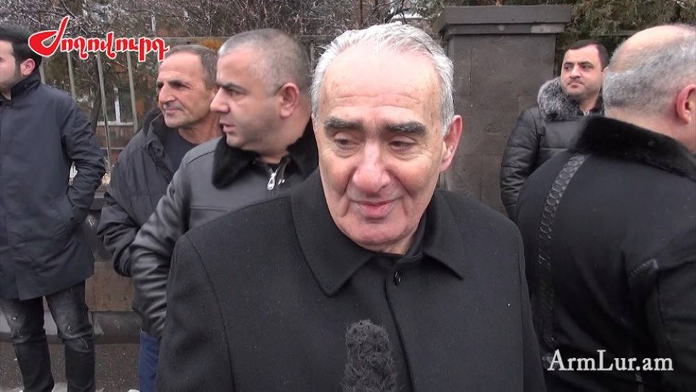 Հեսա մեր պլակատները կգան, կիմանաք. Գալուստ Սահակյանը` Սերժ Սարգսյանի մասին