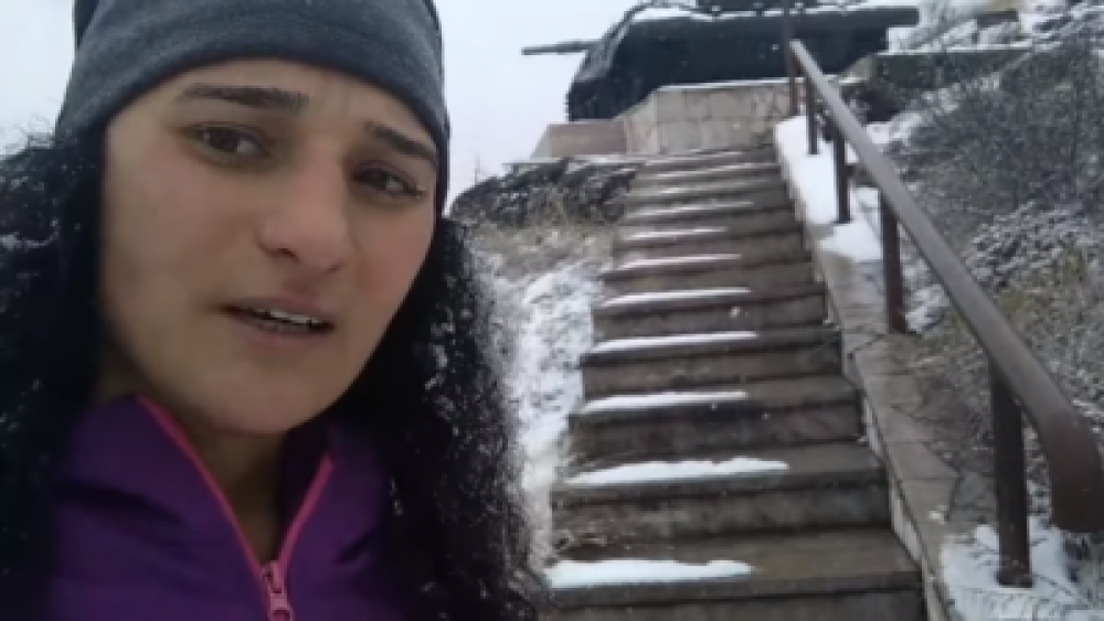 ՏԵՍԱՆՅՈՒԹ. Սա մեր տանկը, սա մեր խաչը, ստեղ թուրքերը, էս էլ մեր Շուշին. արցախցի կինը՝ Շուշիի մատույցներում